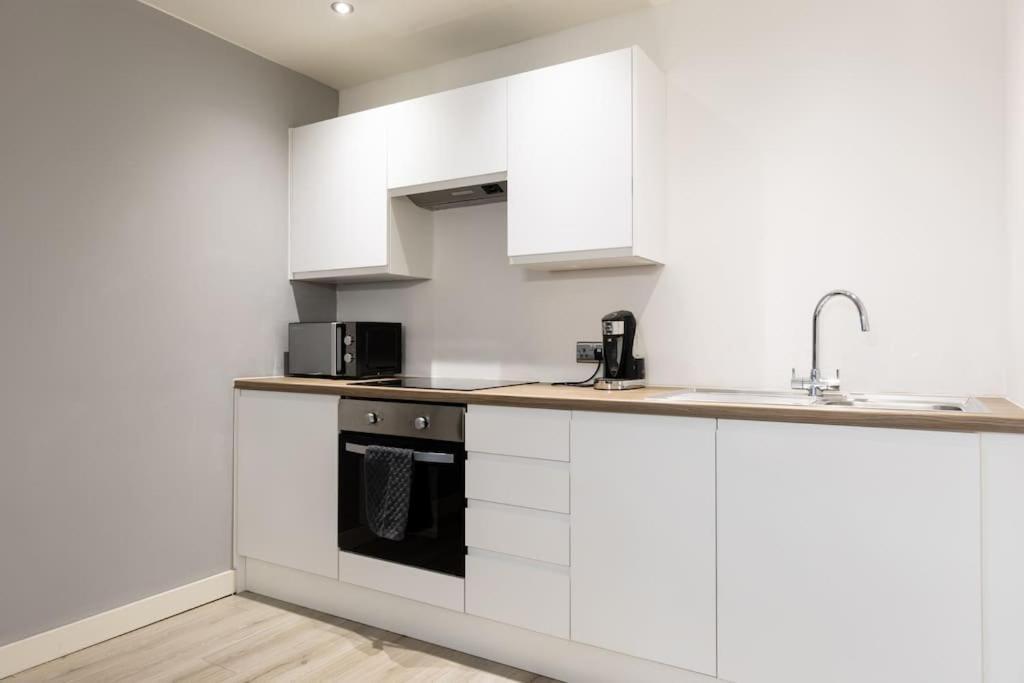 2 Bed Apartment With Pool Table ブラッドフォード エクステリア 写真