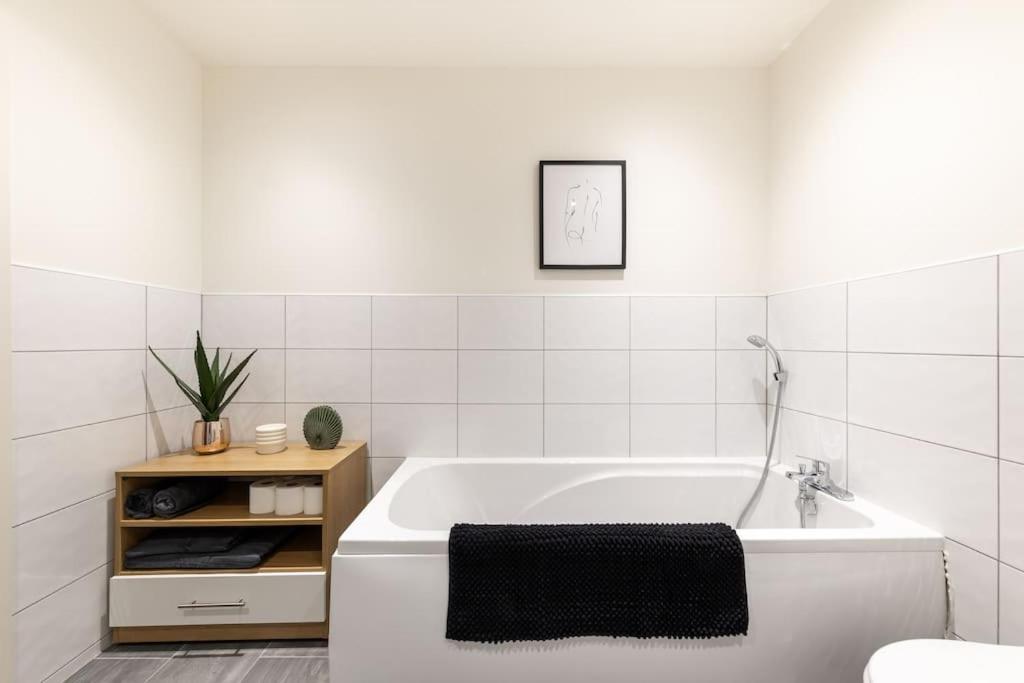 2 Bed Apartment With Pool Table ブラッドフォード エクステリア 写真